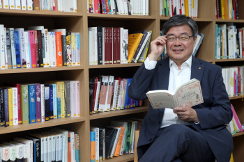 ①이재갑 근로복지공단 이사장 "역사서, 가야할 길 알려주는 나침반"