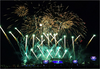 캠핑하며 물총싸움·공연 즐긴다…'2016 자라섬불꽃축제'