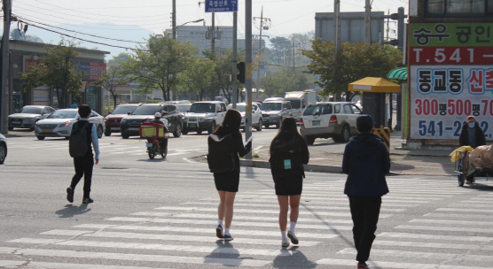 “학교신설 억제” VS “통학대란 우려” 충돌