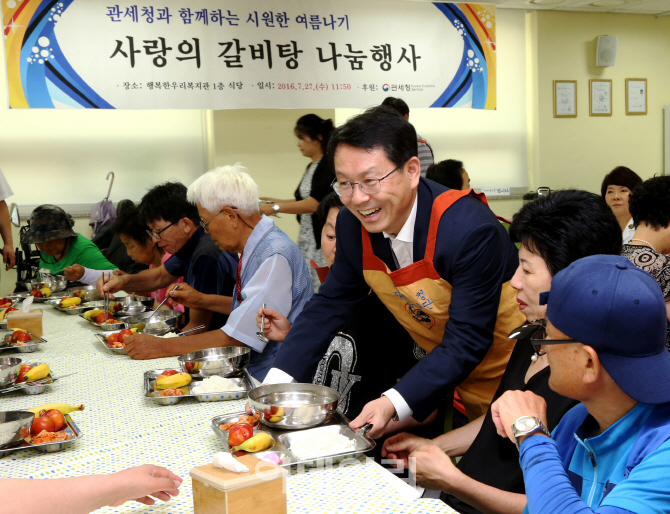 [포토] 관세청장, 지역 복지관 찾아 사랑의 갈비탕 봉사