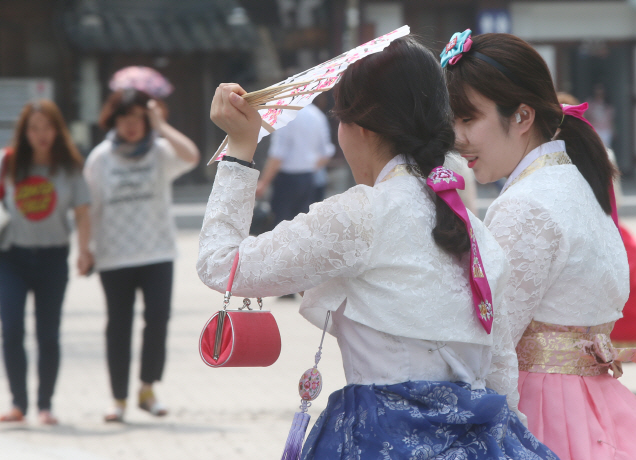 28일 중부지방 장마전선 점차 벗어나…서울 낮 최고 30도