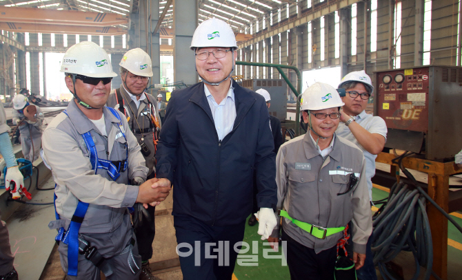 [포토]세진중공업 방문한 이기권 고용노동부장관-5