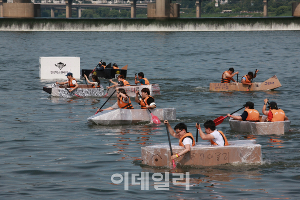 "직접 만든 종이배로 한강 건너볼까"..이번 주말부터 경주대회