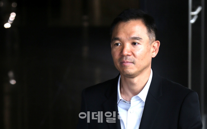 김정주, NXC 회장직 사임 “평생 잘못 지고 살 것”