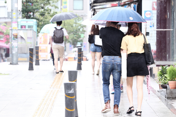 경기·충남 일부 `호우경보` 발령…중부지방 늦은 오후 그칠 것