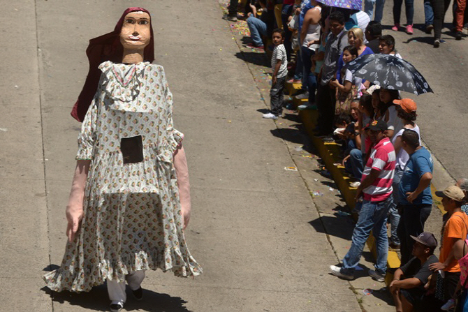 [포토]엘살바도르 축제, `거리의 인형에 시선집중`