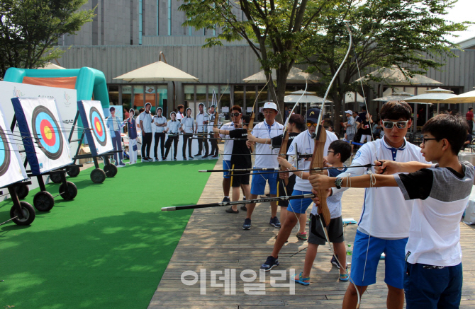 [포토] 덕평자연휴게소에서 '코오롱 꿈나무 양궁교실' 체험하세요!