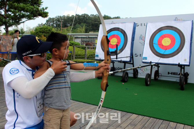 [포토] '코오롱 꿈나무 양궁교실' 체험