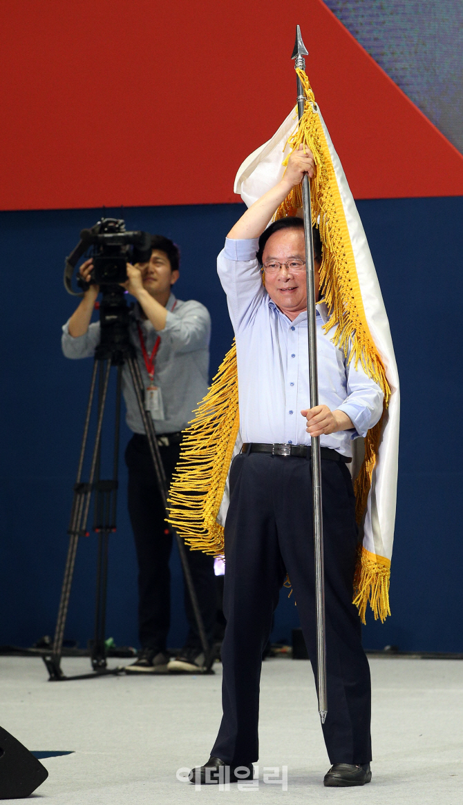 [포토]이주영 당대표 후보, '당기 흔들기 힘드네'