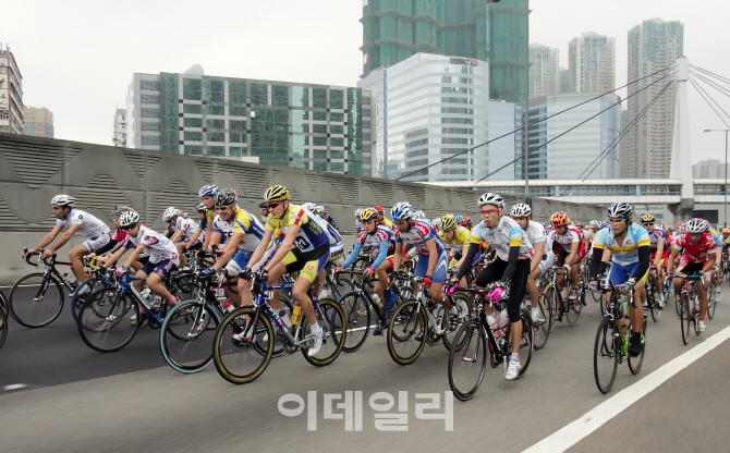 일년에 딱 한번 홍콩 도심 달린다...'홍콩 자전거 대회'
