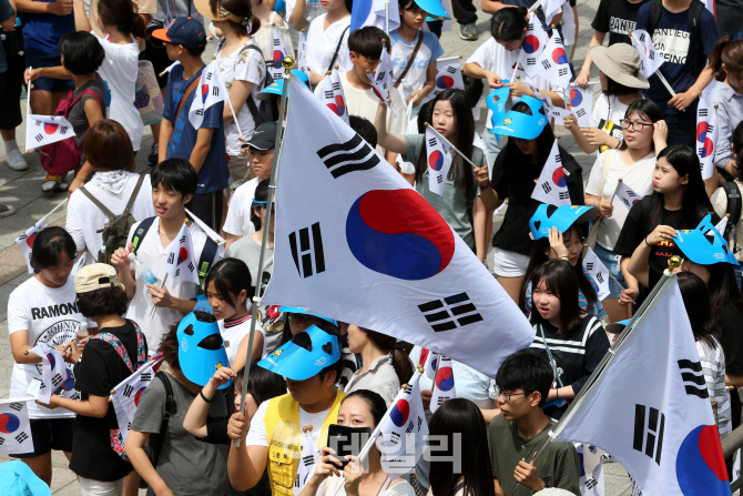 [포토]보신각에 펄럭이는 태극기