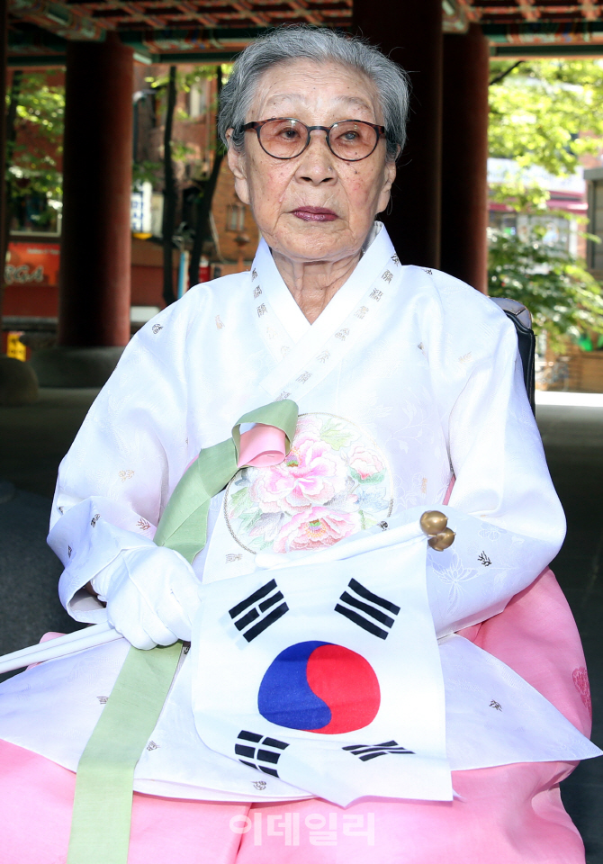 [포토]광복절 맞아 보신각 찾은 일본군 위안부 피해자 김복동 할머니