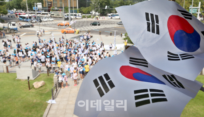 [포토]광복절에 휘날리는 태극기