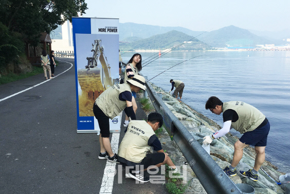 볼보건설기계코리아 임직원·가족, 창원 귀산해변 정화 나서