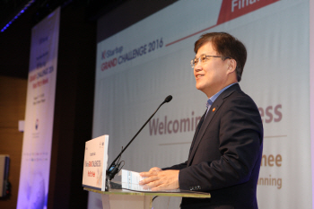  '유임' 최양희, 창조경제 2막 열까