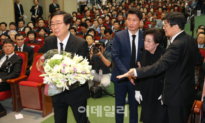 [포토]영정으로 향하는 헌화꽃다발