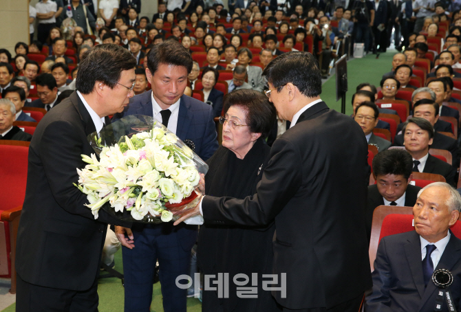 [포토]故 김대중 전 대통령 영정으로 향하는 헌화꽃다발