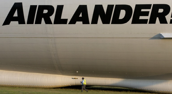  `하늘 나는 엉덩이` 에어랜더10 앞에 개미만한 사람                                                                                                                                                 