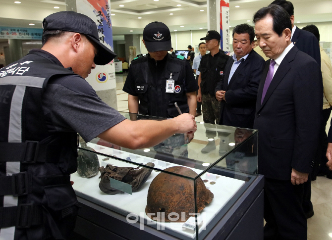 [포토] 정세균 의장, '6.25 전사자 유해발굴 전시회' 참관