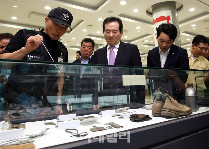 [포토] '6.25 전사자 유해발굴 전시회' 참관하는 정세균 국회의장