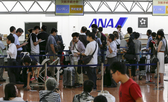 [포토] 日 태풍 비상…폭우·강풍에 항공편 결항 속출