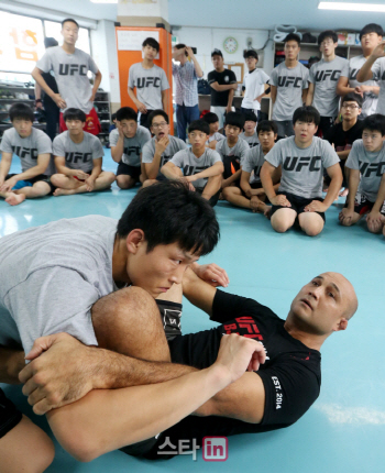 前 UFC 챔피언 BJ 펜, 한국 청소년에게 격투기 수업