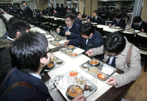 집단식중독·급식비리·재탕대책… 학생 먹거리 안전 ‘구멍’