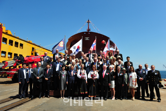 성동조선, 15만8000t급 원유운반선 2척 동시 명명..내주 인도