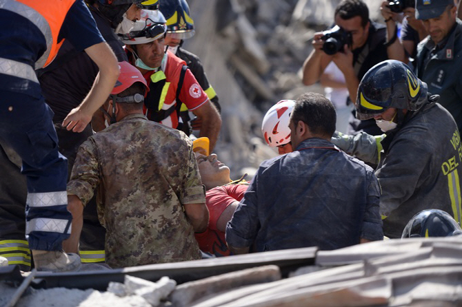 이탈리아 지진, `구조되는 사람들`                                                                                                                                                                  