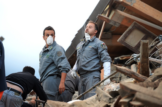 이탈리아 지진, `도움의 손길에도 역부족`                                                                                                                                                           