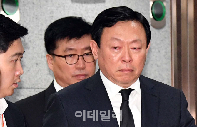 [포토]롯데 신동빈 회장, 故 이인원 빈소 방문해 눈물