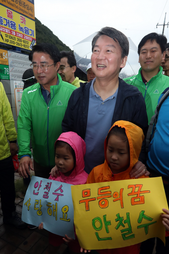 무등산 오른 안철수 "무등산의 시대정신 이루겠다"