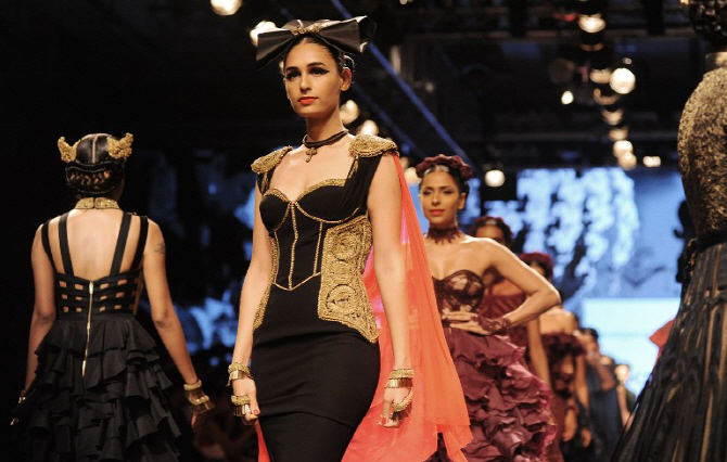  `라크메 패션 위크` 고혹미 물씬 느껴지는 입체적인 의상                                                                                                                                            