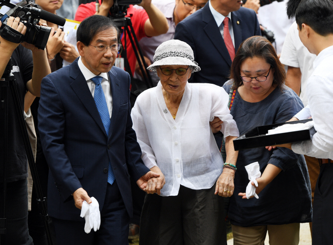 [포토]박원순 서울시장 부축으로 이동하는 김복동 할머니