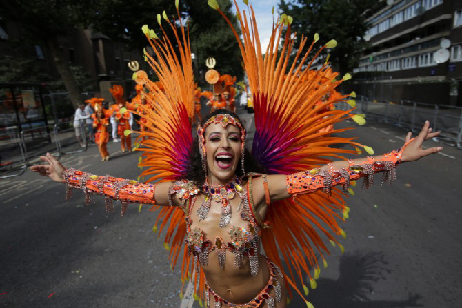  의상만큼 호화로운 미소                                                                                                                                                                           