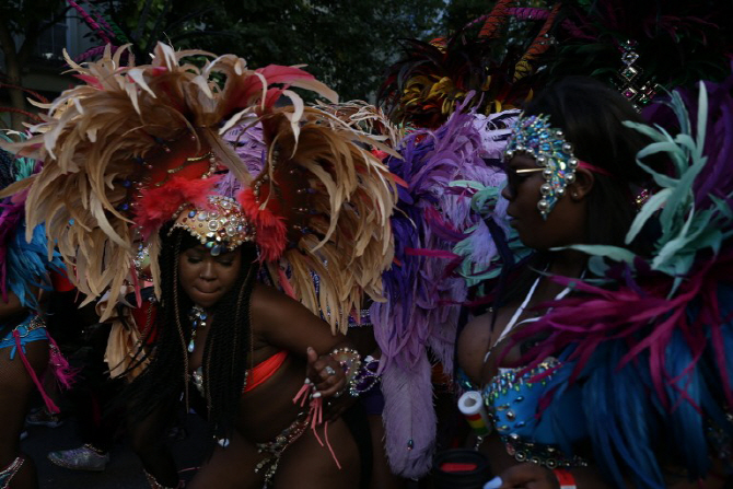  입 앙 다물고 댄스 삼매경                                                                                                                                                                         