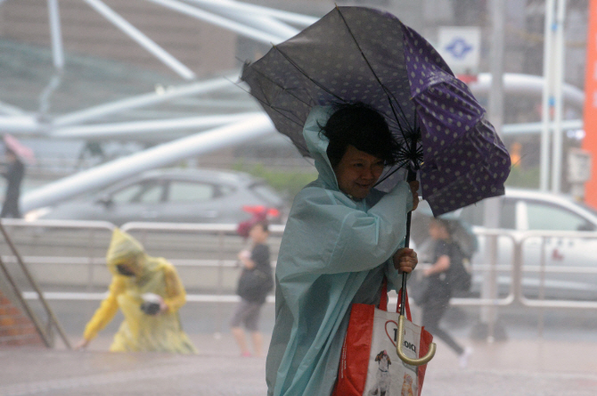 일본 태풍피해 심각, 도호쿠 등 교통마비… 주민 47만명 대피령