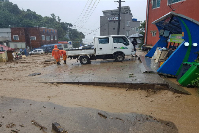 [포토] 울릉 폭우로 집·자동차 침수 피해