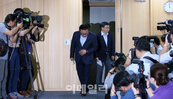 '고개숙인 삼성, 미소짓는 애플'