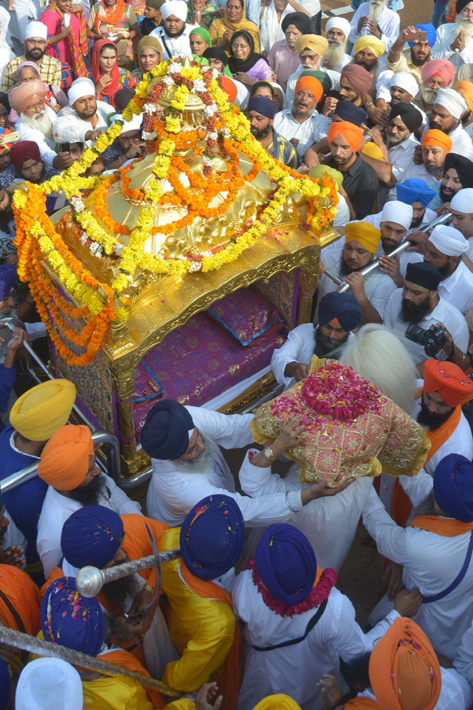 [포토]인도 시크교 행사, `황금 가마를 탈 사람은?`