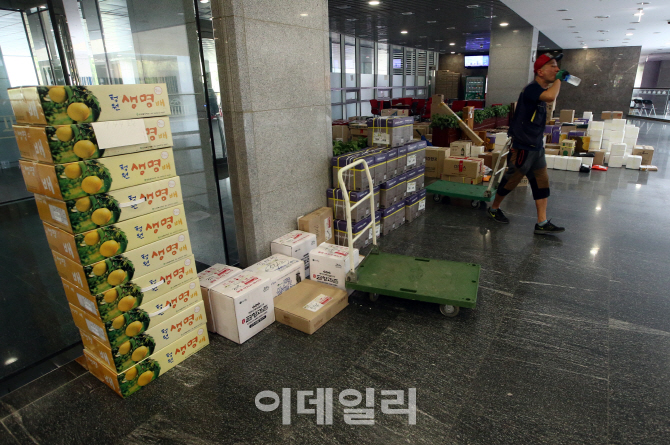 [포토]추석 10일 앞, 김영란법 시행 앞둔 국회 의원회관 풍경