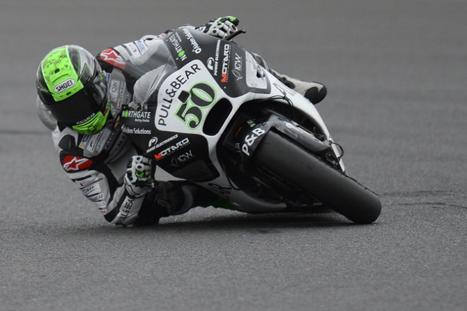 英 Moto2 레이스, `땅과 하나가 된 바이크`                                                                                                                                                          