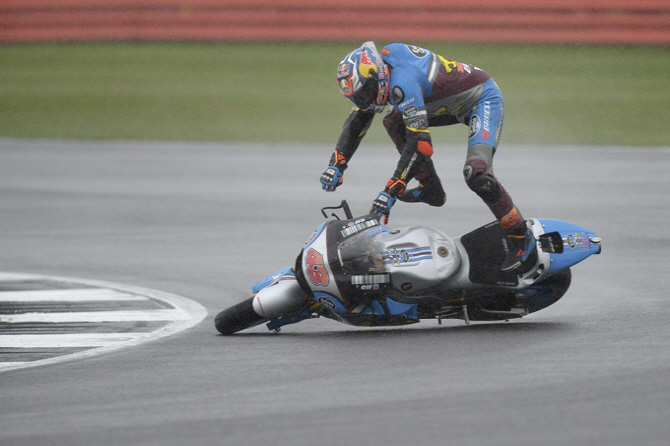 英 Moto2 레이스, `사고에 공중부양`                                                                                                                                                                