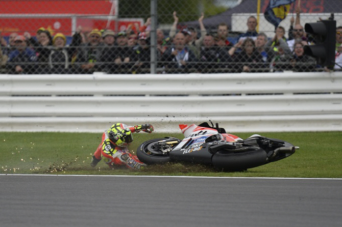 英 Moto2 레이스, `위험천만한 레이스 현장`                                                                                                                                                         