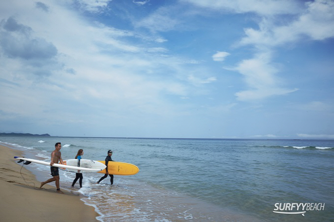  떠나가는 여름이 아쉽다면..`서핑`은 어떨까?