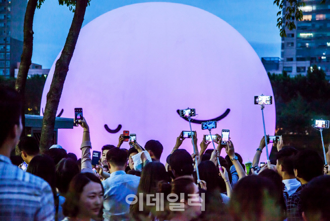 [포토] ‘슈퍼문’ 따라 석촌호수에 내려온 친구들