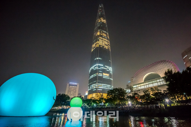 [포토] ‘슈퍼문’ 따라 석촌호수에 내려온 친구들 - 다양한 이벤트