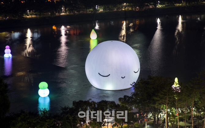 [포토] ‘슈퍼문’ 따라 석촌호수에 내려온 친구들 - 슈퍼문 프렌즈