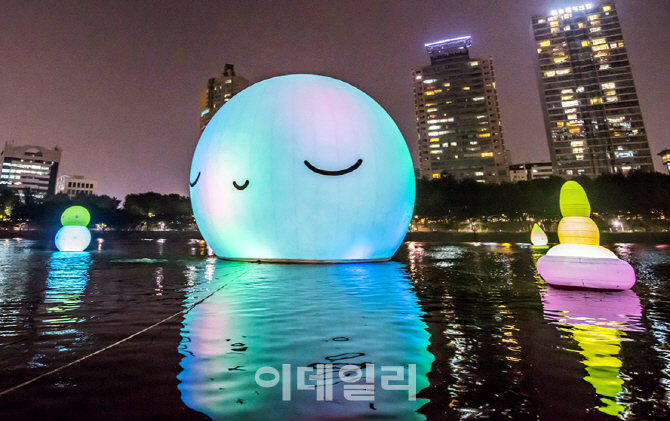 [포토] ‘슈퍼문’ 따라 석촌호수에 내려온 친구들 - 난치병 아동 돕기 이벤트도...