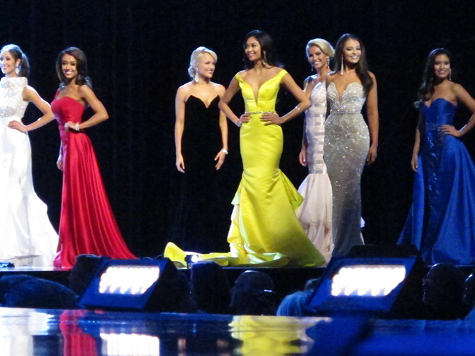 2017 미스 아메리카, `화려한 드레스에 눈길`                                                                                                                                                        
